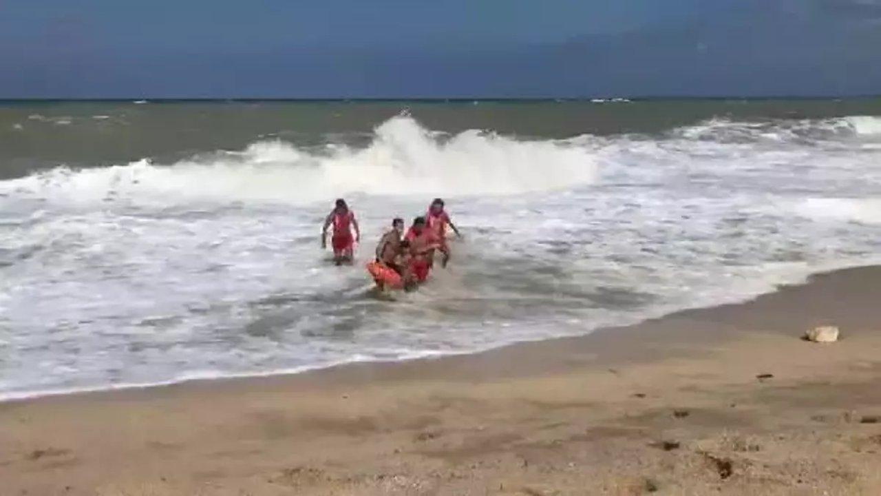 Arnavutköy'de yasağa rağmen denize giren genci cankurtaranlar kurtardı