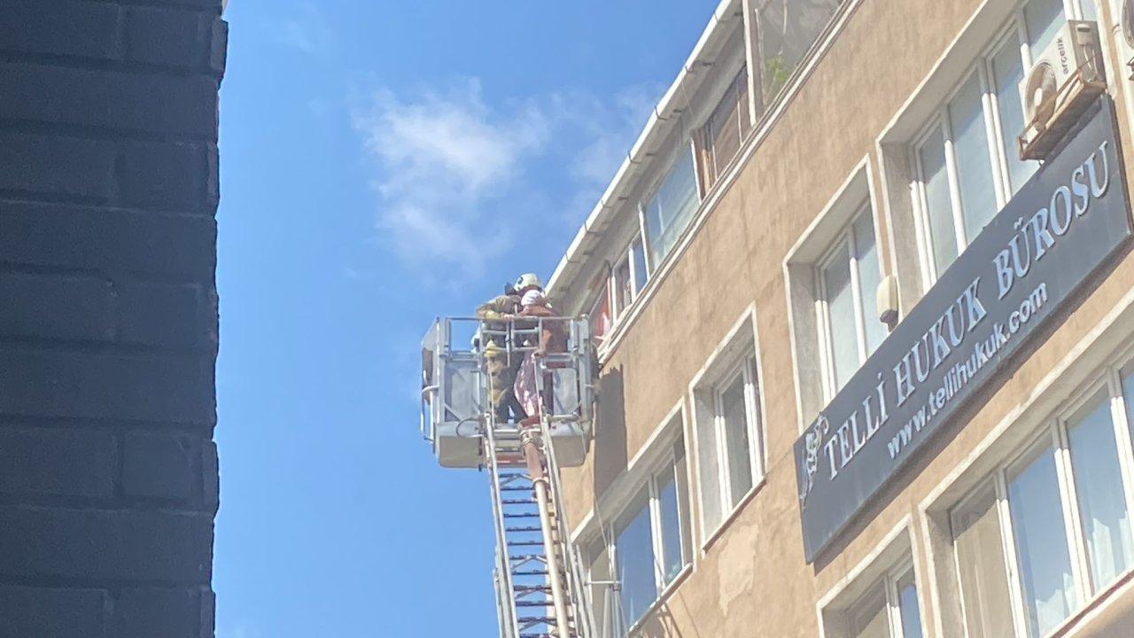 Şişli'deki binada yangın çıktı, alevlerin arasında mahsur kalanların olduğu belirtildi