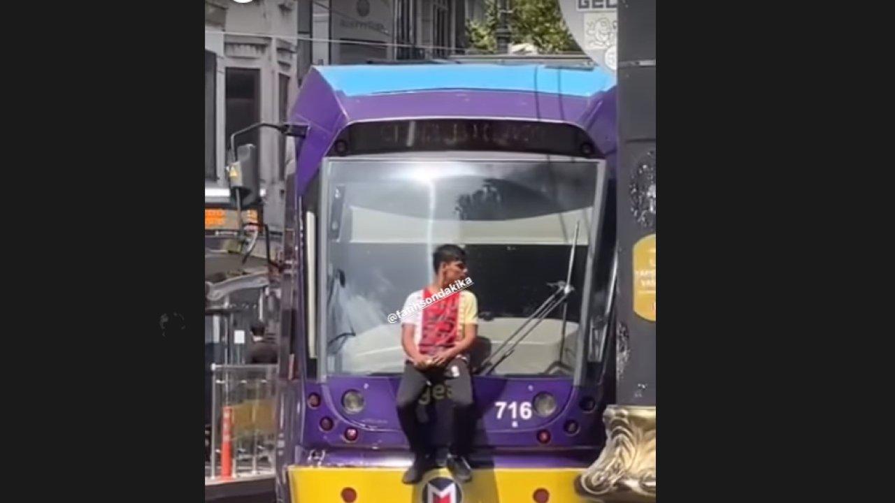 Tramvay önünde tehlikeli yolculuk!