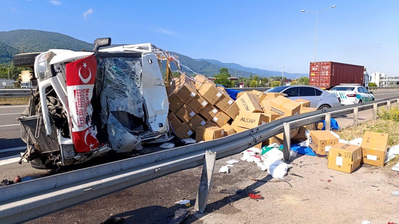 Emniyet şeridinde duran otomobile çarpan kamyonet devrildi; 2’si ağır, 4 yaralı