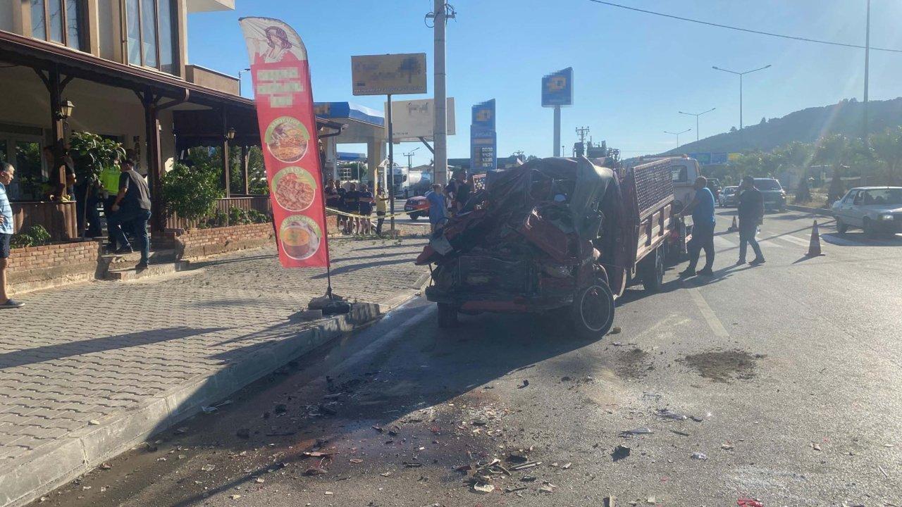 Çanakkale'de kamyonet, TIR'a arkadan çarptı: 2 ölü