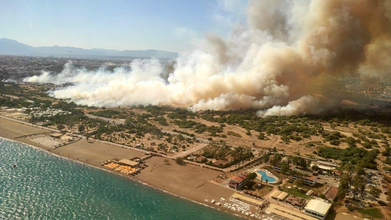 Antalya'daki orman yangını: Onlarca hektarlık alan kül oldu