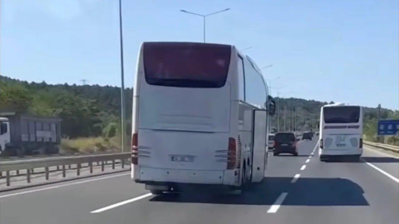 Yolcu otobüsü şoförü serinlemek için kapısı açık halde trafikte ilerledi!