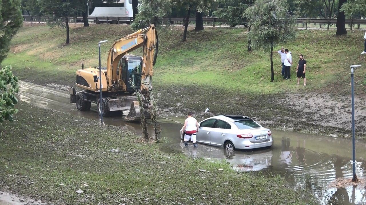 Bursa'da sağanak yağış sonrası 500'ün üzerinde ihbar yapıldı