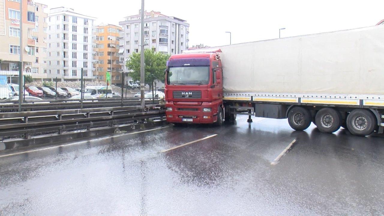 Avcılar'da TIR, D-100 Karayolu'nu kapattı: Yoğun trafik oluştu