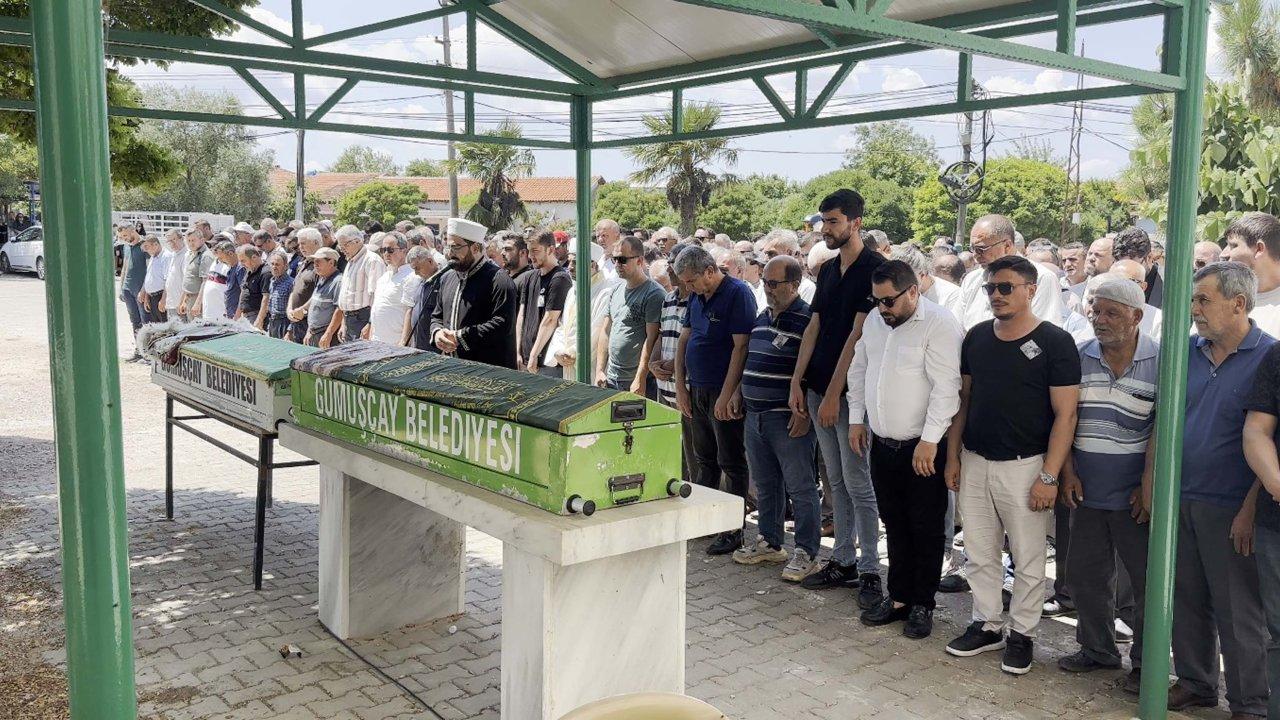 Eşi ve çocuğunu pompalı tüfekle öldürüp intihar etmişti; cenazeleri ayrı yerlerde toprağa verildi