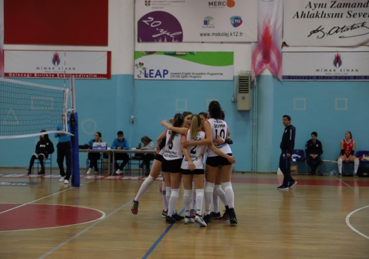 Büyükçekmece Voleybol'un liderlik serüveni sürüyor