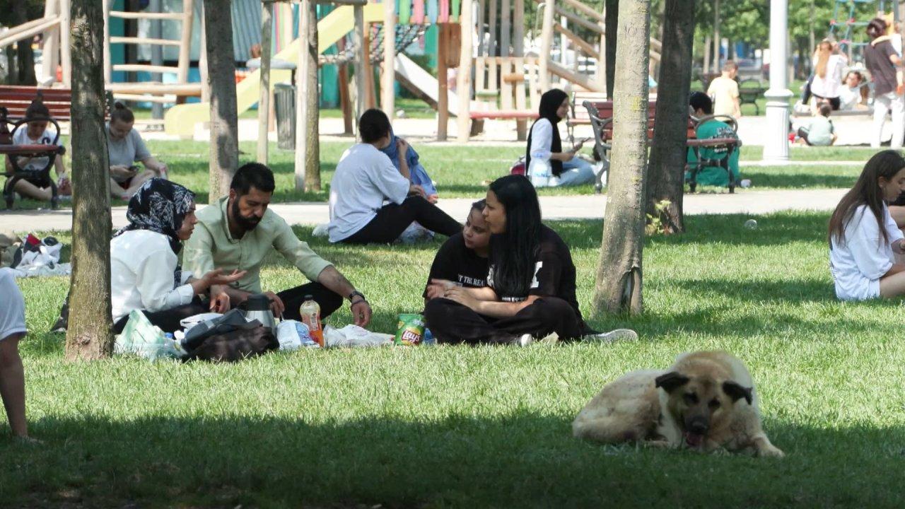 İstanbul'da sıcaktan bunalanlar sahillere akın etti