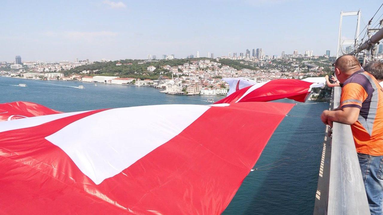 15 Temmuz Şehitler Köprüsü'ne Türk Bayrağı asıldı