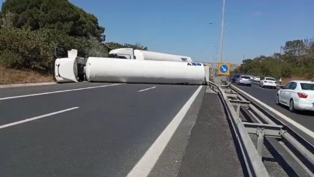 İstanbul Büyükçekmece'de yakıt tankeri devrildi; yol trafiğe kapatıldı