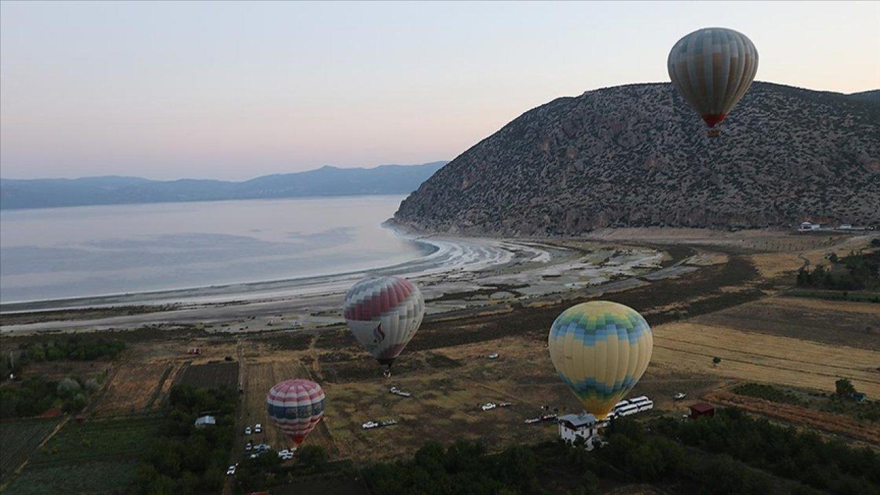 Salda Gölü manzaralı balon turları başladı