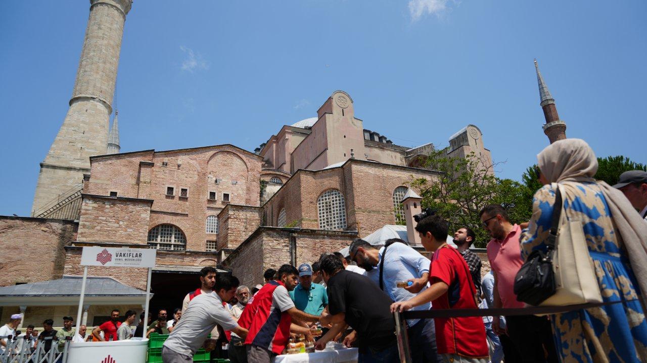 Vakıflar Genel Müdürlüğü Ayasofya Camisi'nde aşure dağıttı