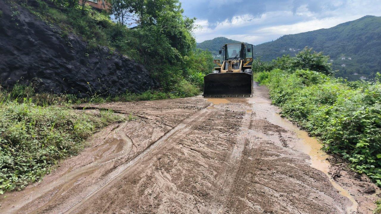 Karadeniz'de etkili olan sağanak, bazı noktalarda heyelana neden oldu