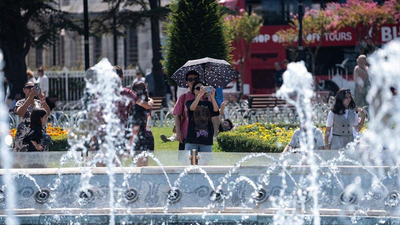 Aşırı sıcak ve nemli hava, İstanbulluları sahile attı