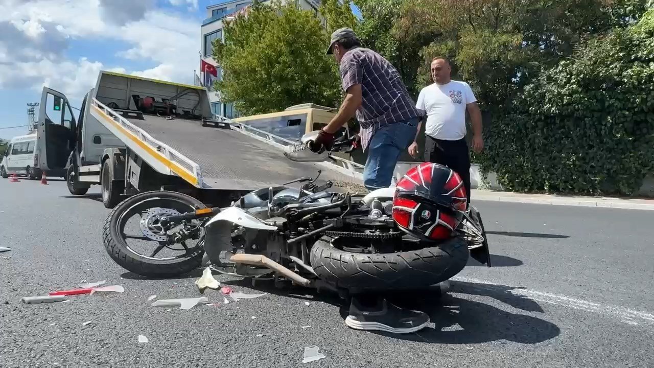 Avcılar'da motosiklet kırmızı ışıkta bekleyen çekiciye çarptı: Baba ile oğlu öldü