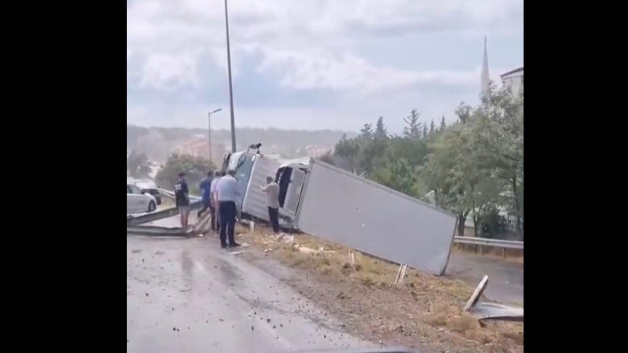 Büyükçekmece D-100’de TIR devrildi!