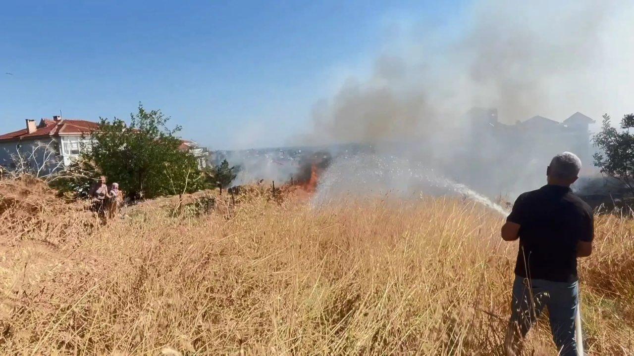 Beylikdüzü'ndeki otluk alanda yangın çıktı, alevler yerleşim yerlerine yaklaştı