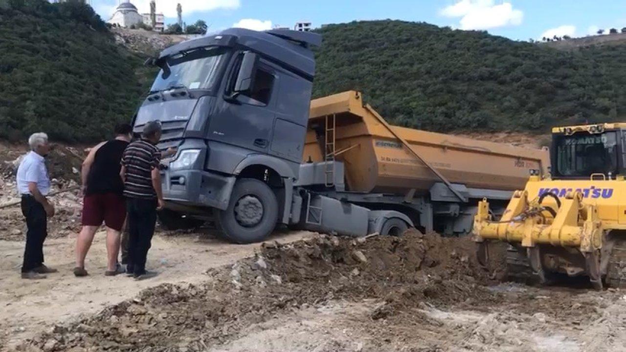 Kamyonların devrildiği döküm sahasında yeni toprak kayması