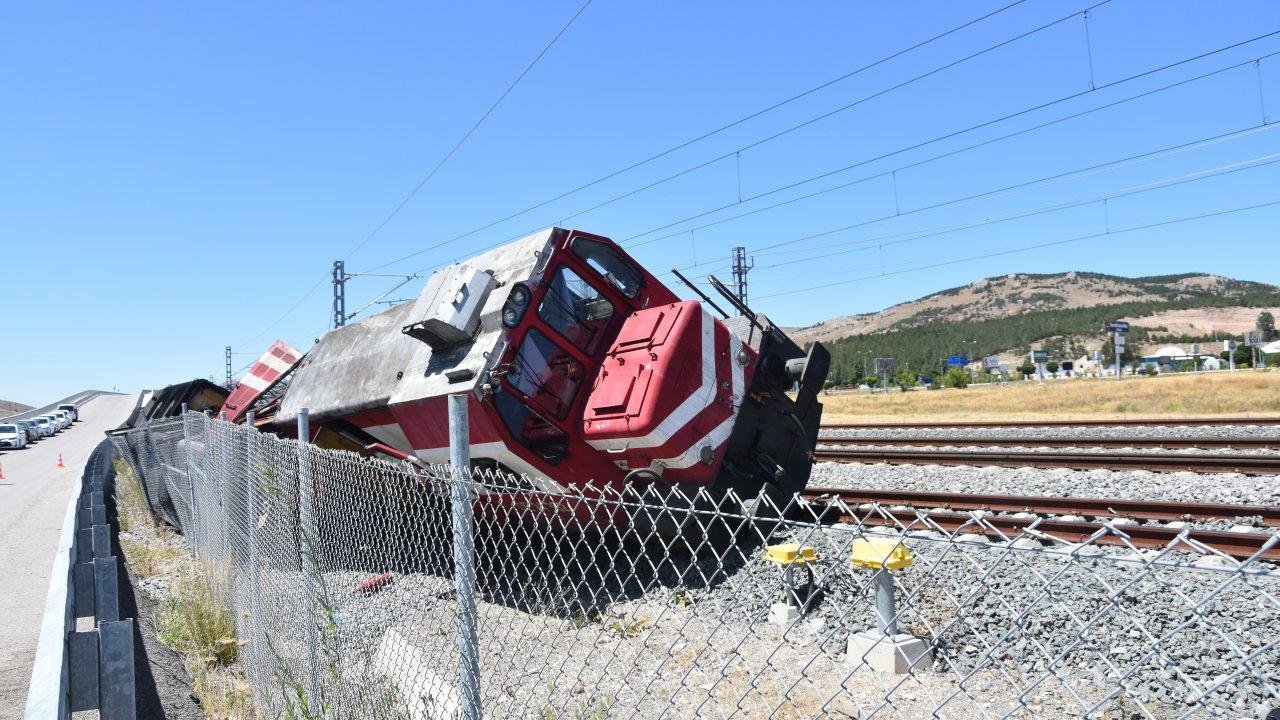 Lokomotif manevra yaparken beton bloğa çarpıp devrildi: 2 makinist yaralandı