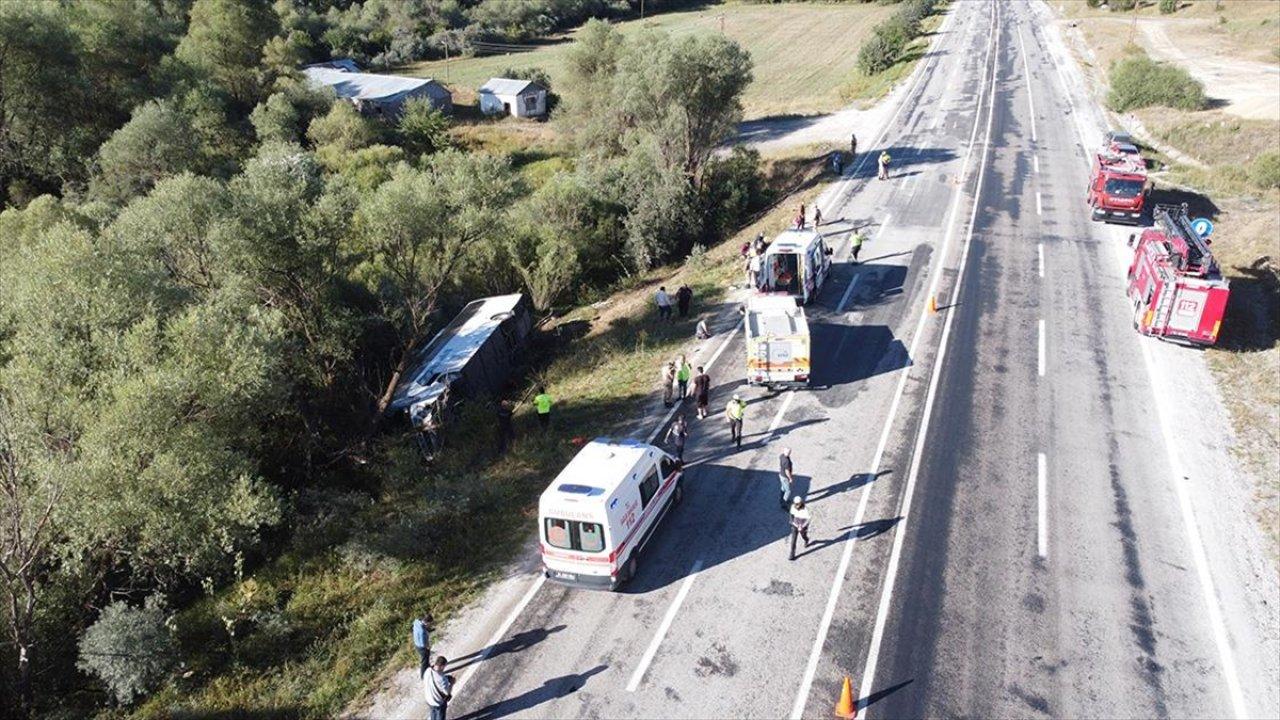 Erzincan'da korkutan kaza: Yolcu otobüsü devrildi, yaralılar var