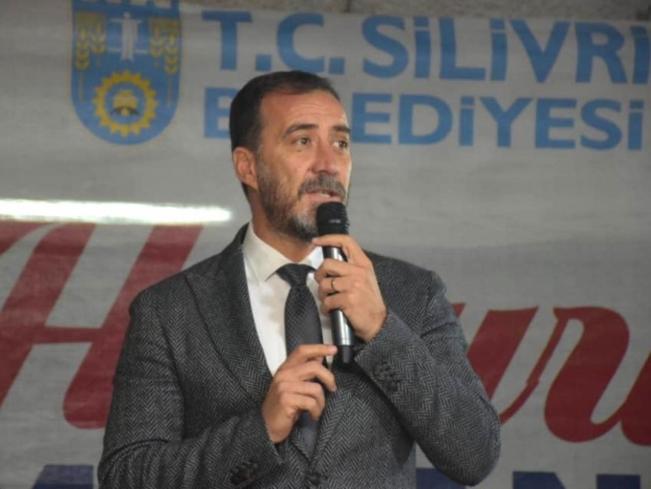 Veren eli başımızın üstüne koymalıyız