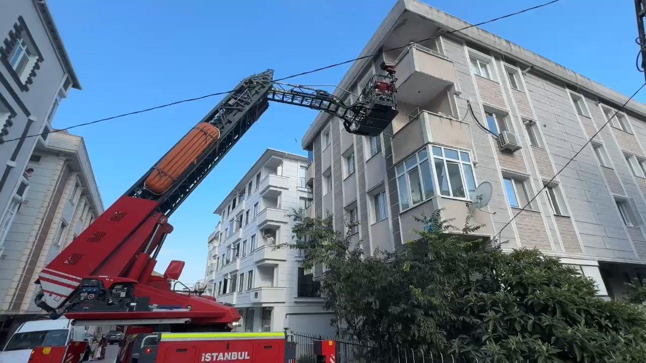 İstanbul'da binada çıkan yangında can pazarı: Bir aile dairede mahsur kaldı