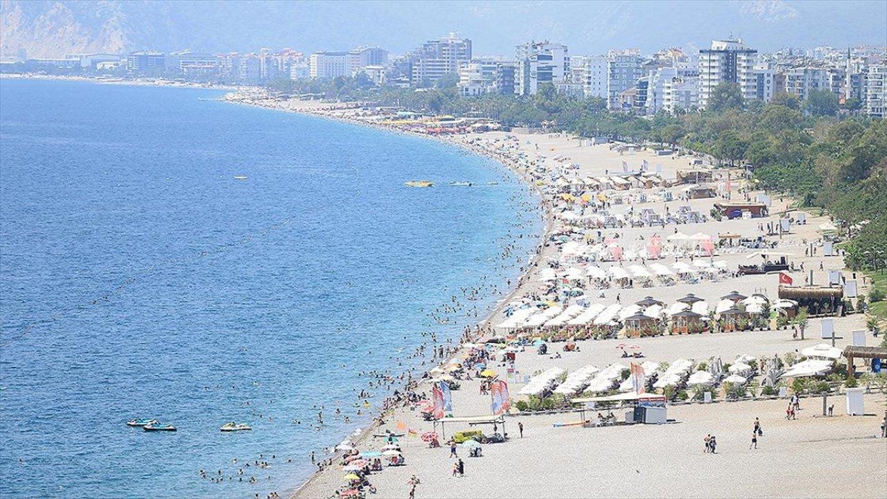 Antalya sahillerinde sıcak hava yoğunluğu: Nem oranı yüzde 71'e ulaştı