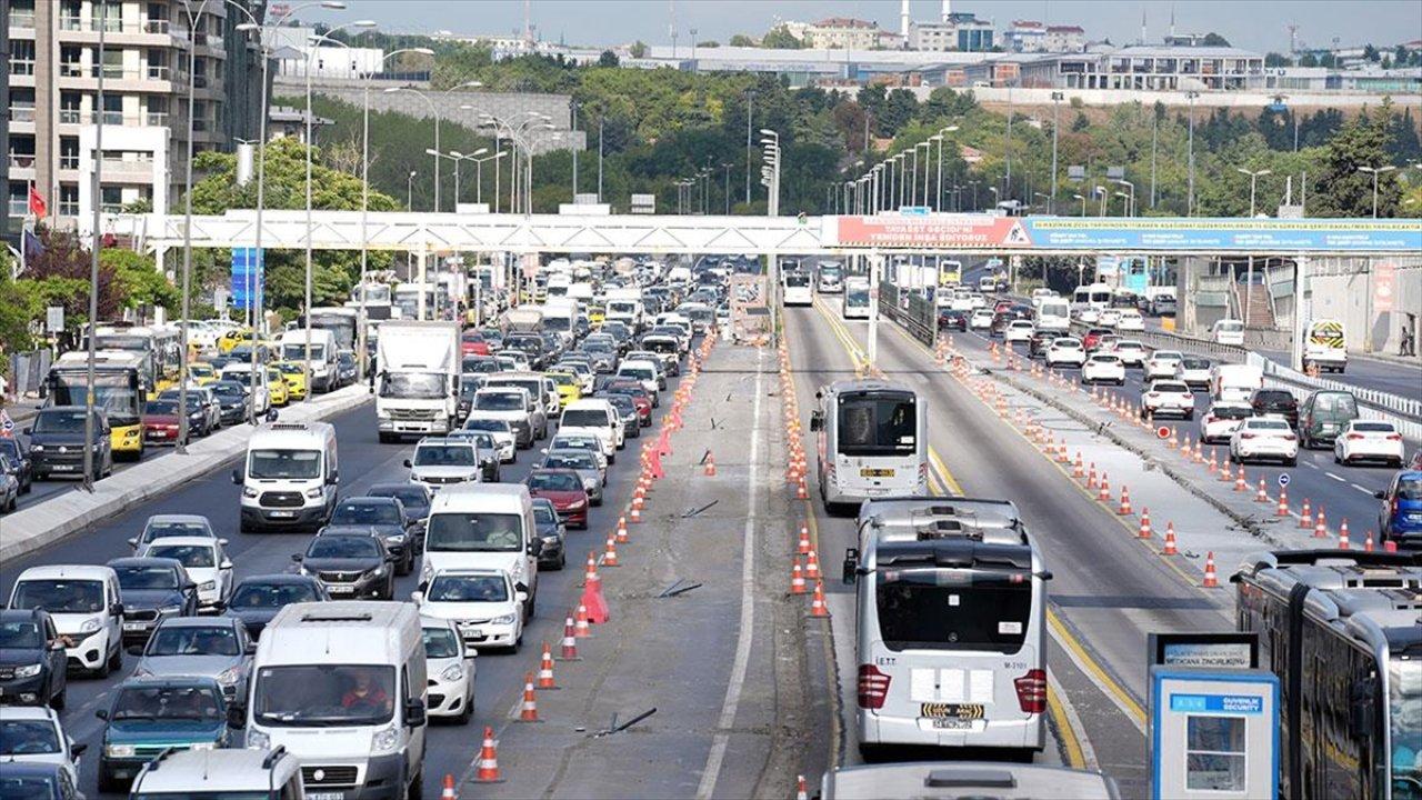 İstanbul'da iki noktada altyapı çalışması: Trafik yoğunluğu oluştu, araçlar güçlükle ilerledi