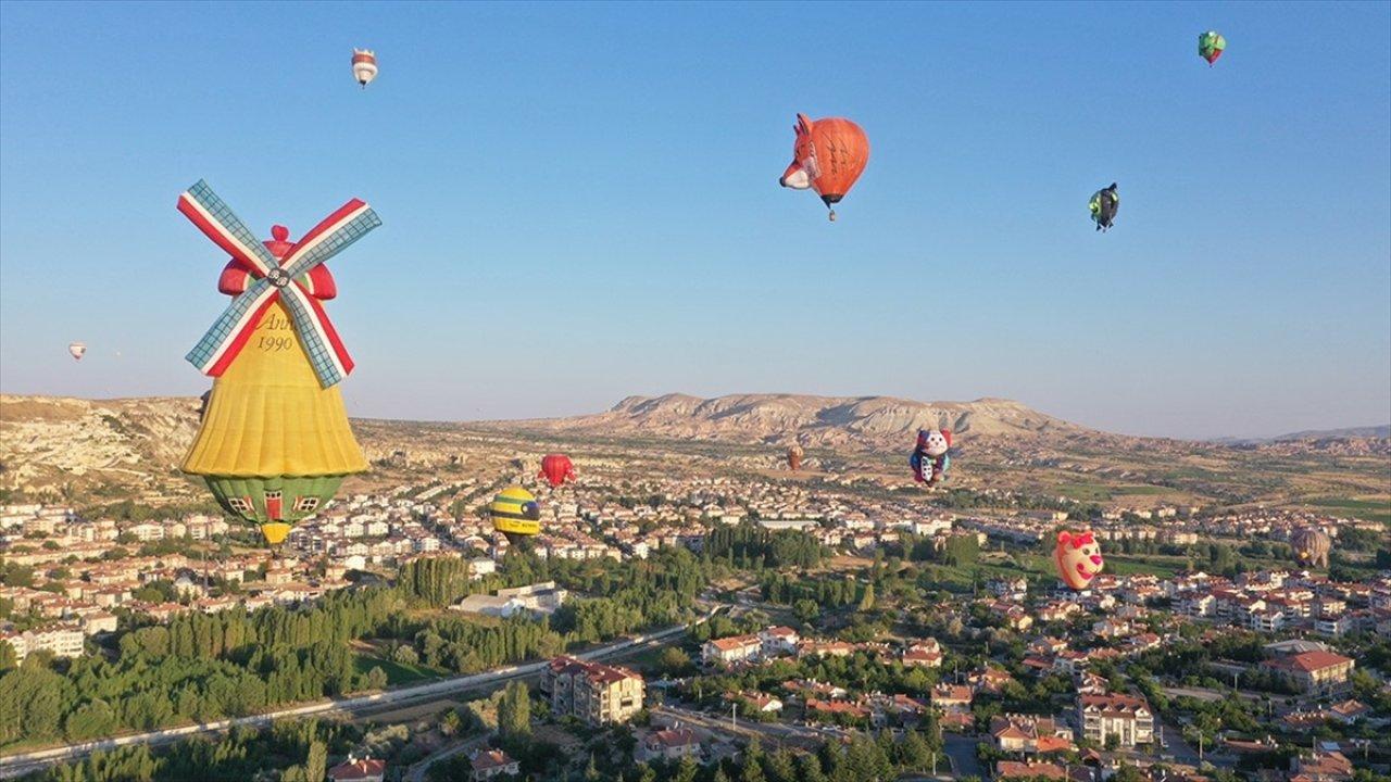 Nevşehir'de figürlü sıcak hava balonları gösteri uçuşu düzenlendi