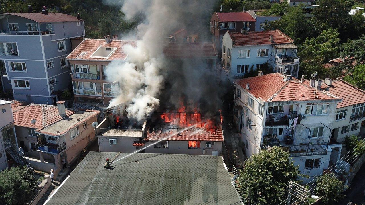 Bursa’daki 3 katlı binada çatı katı yangını