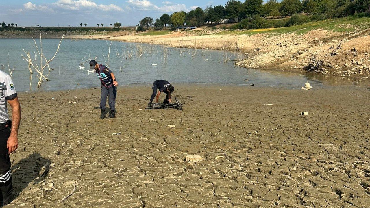 Bisikletle gezen 2 çocuk gölet kenarındaki balçığa saplandı