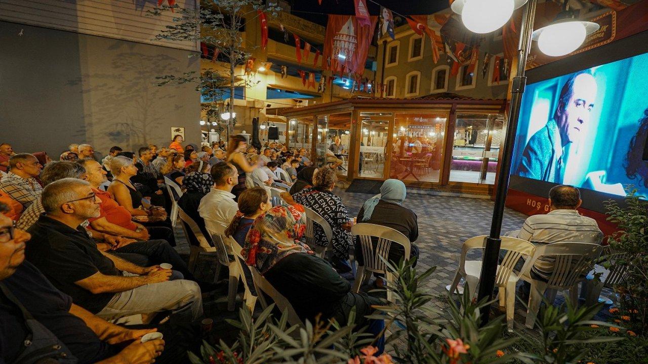 Beyoğlu’nda emeklilerin açık havada film keyfi!