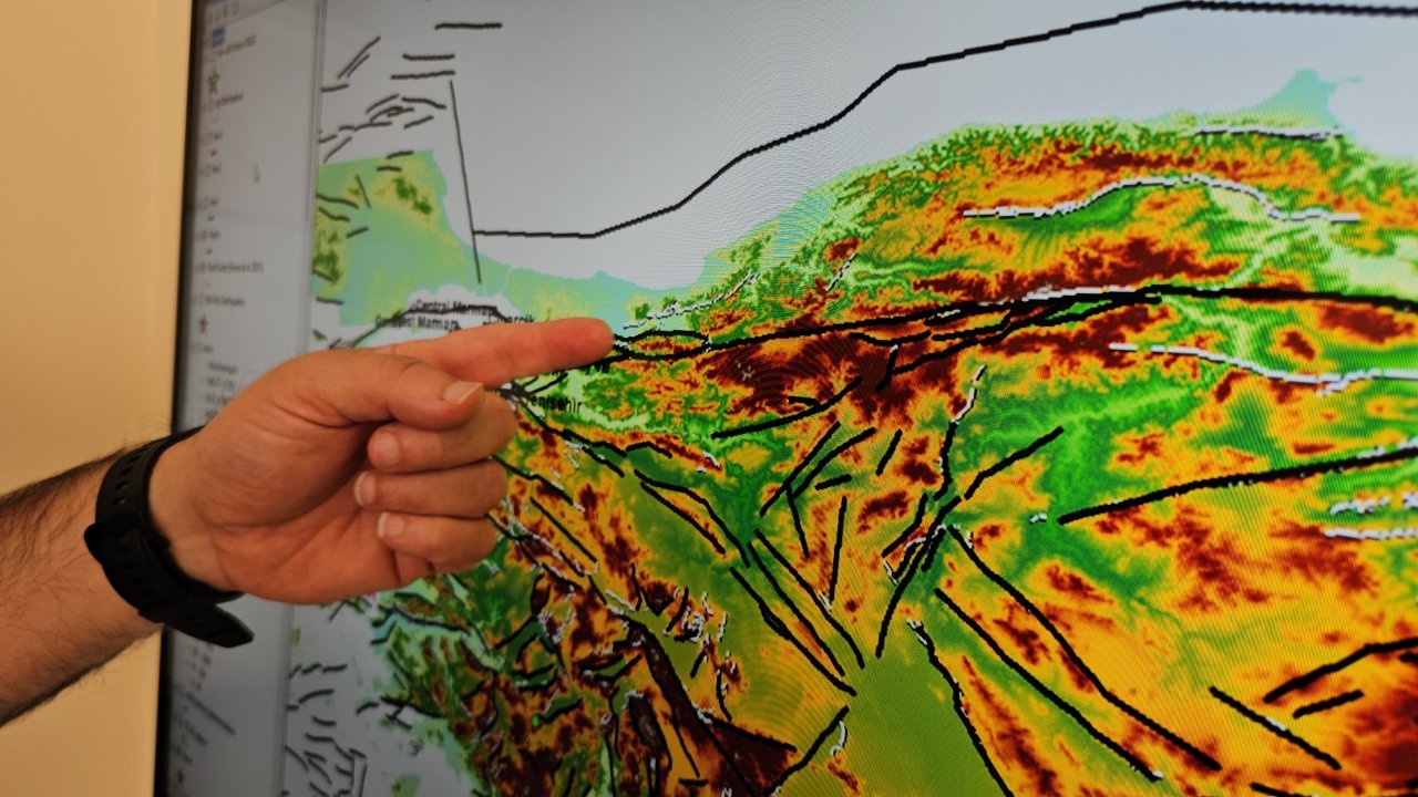 Deprem uzmanı Türkiye'deki en riskli fay hatlarını tek tek sıraladı, üç bölgeye dikkat çekti: 'Büyük tehlike görüyorum'