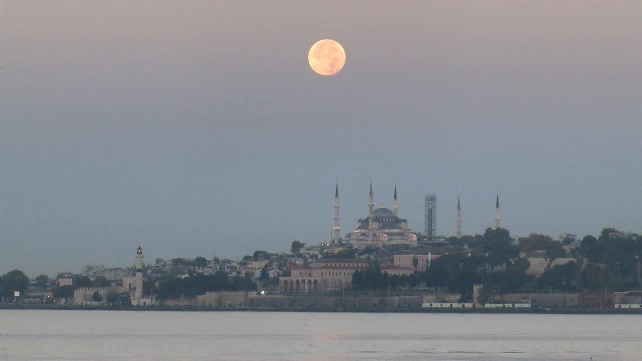 Süper Ay İstanbul'da kartpostallık görüntüler oluşturdu