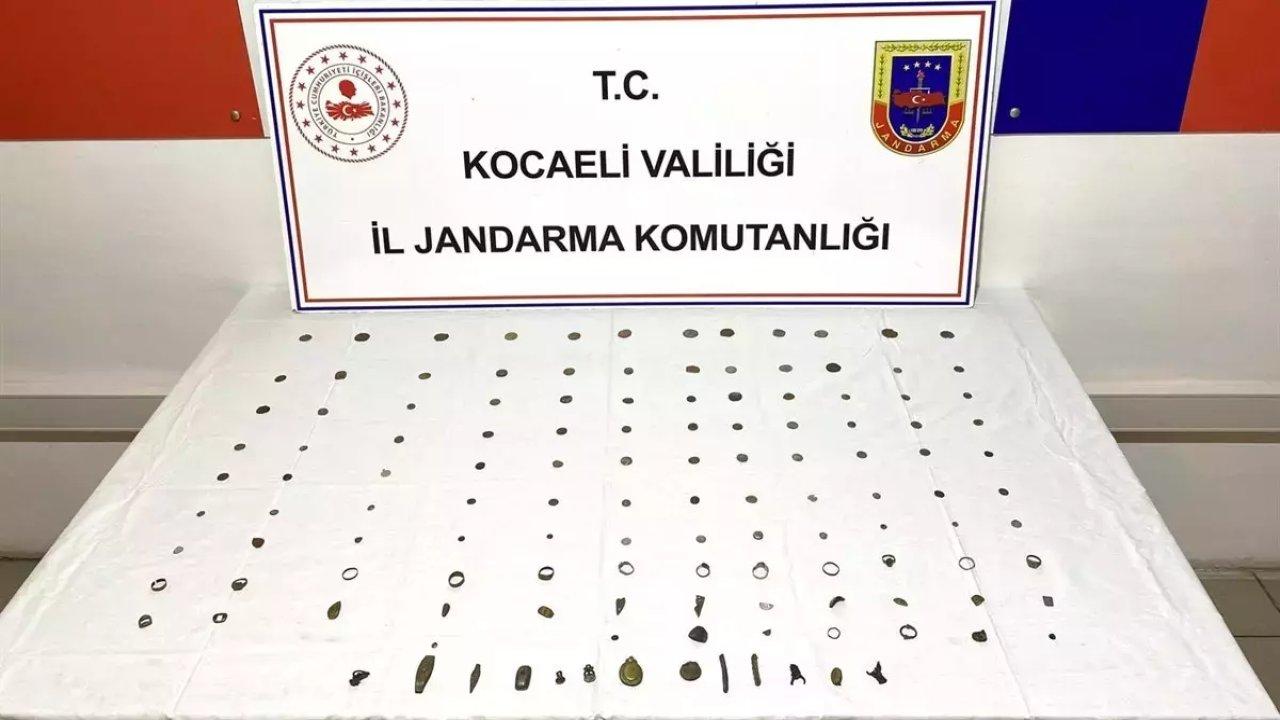 Kocaeli'de durdurulan araçta tarihi objeler ele geçirildi!