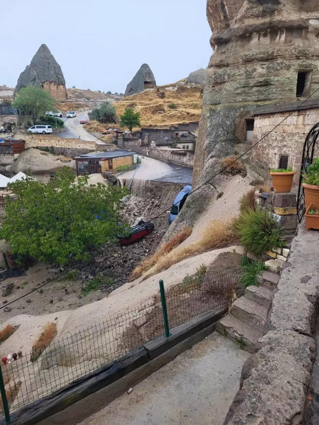 Nevşehir'de sağanak: Otomobiller mahvoldu!