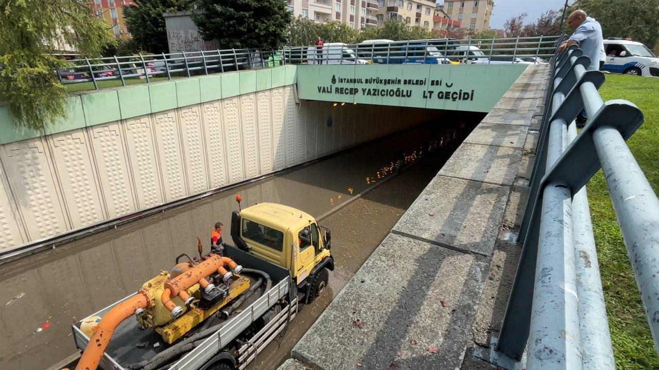 İstanbul'da sağanak yağış: Bahçelievler'de alt geçidi su bastı, yol trafiğe kapatıldı