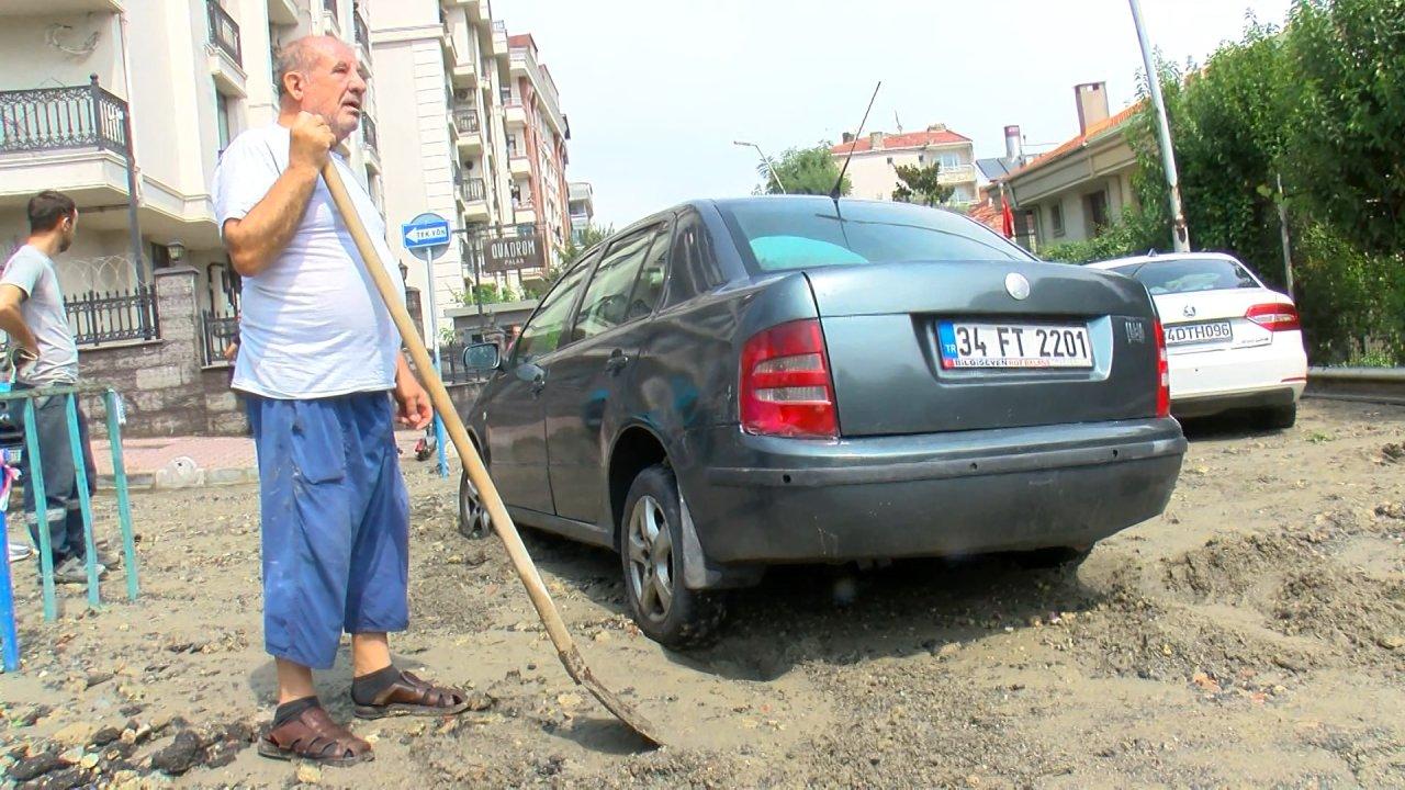 Bahçelievler'de sokağa serilen kum yola yayıldı, araçlar mahsur kaldı