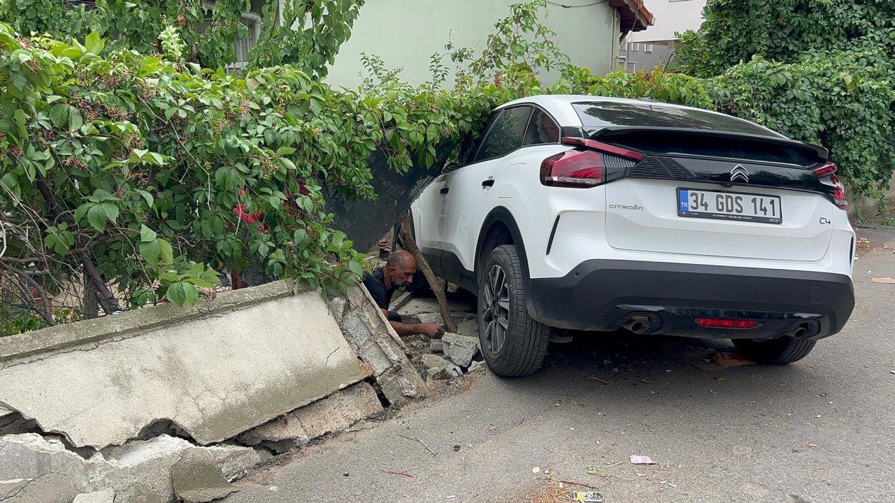 Ters yönde giden sürücü bahçe duvarına girdi