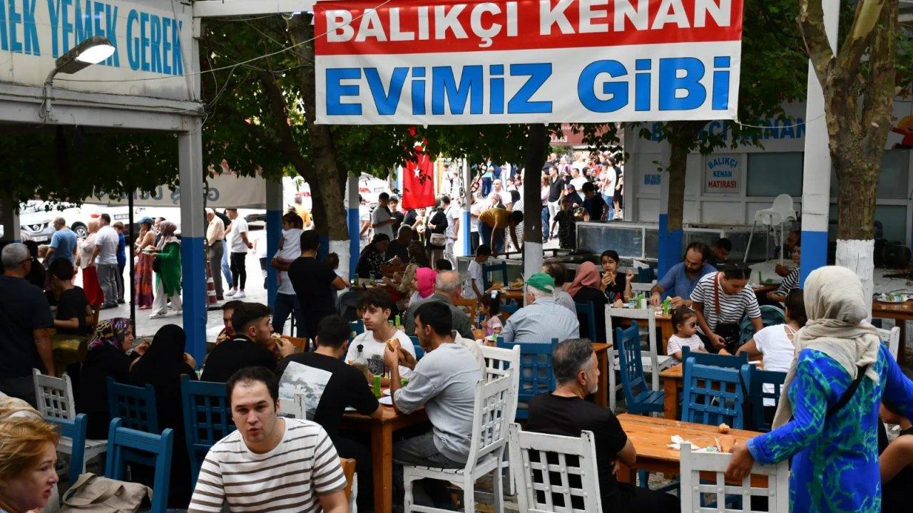 Balıkçı Kenan, Zafer Bayramı'nda balık ekmek ikram etti, yoğun kuyruk oluştu