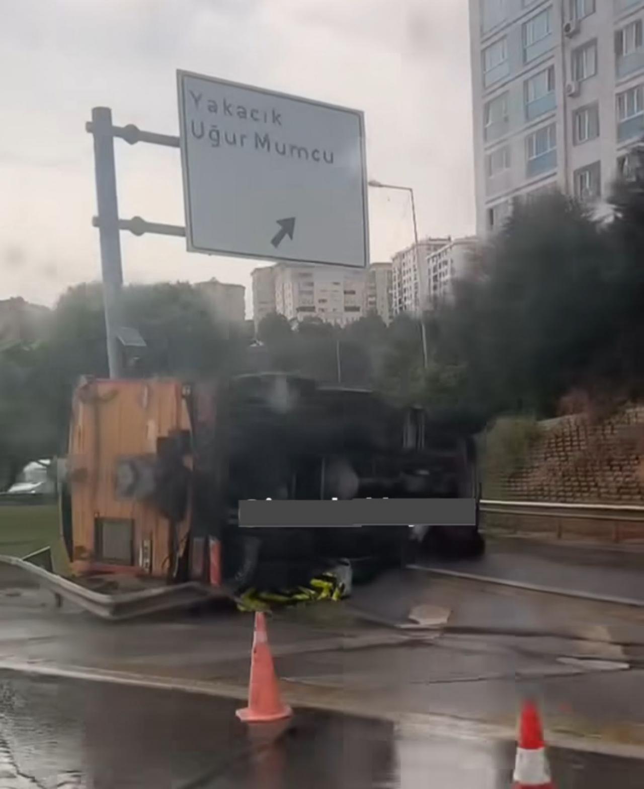 Kartal’da yağmur kazası: Kamyon devrildi!