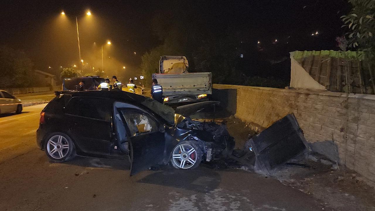 Kayganlaşan yolda kontrolden çıkan otomobil park halindeki TIR’a çarptı: Hayatını kaybetti