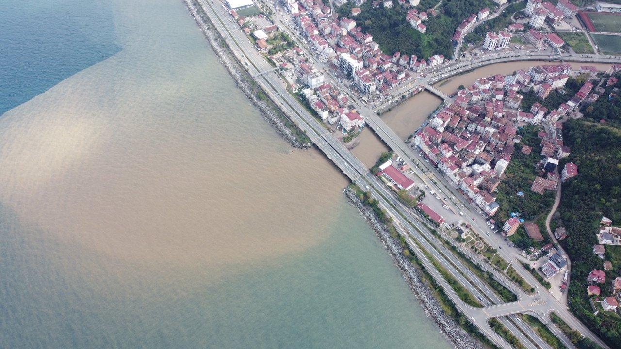 Trabzon’da sel sonrası deniz suyu renk değiştirdi