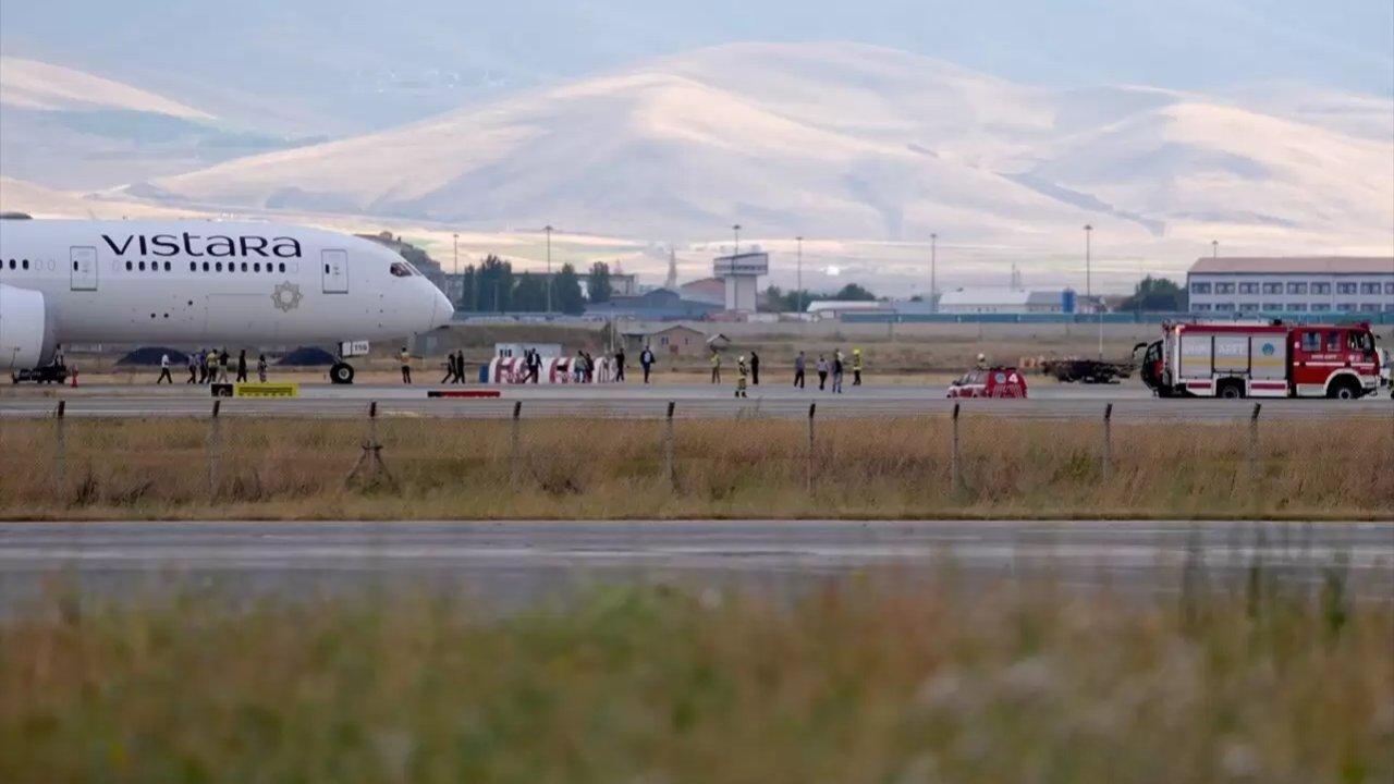 Bomba ihbarı üzerine Erzurum Havalimanı'na inen uçakta olumsuz duruma rastlanmadı