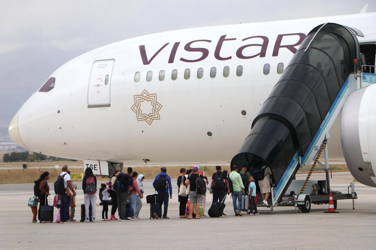 Hindistan uçağındaki yolcular Frankfurt'a uçtu!