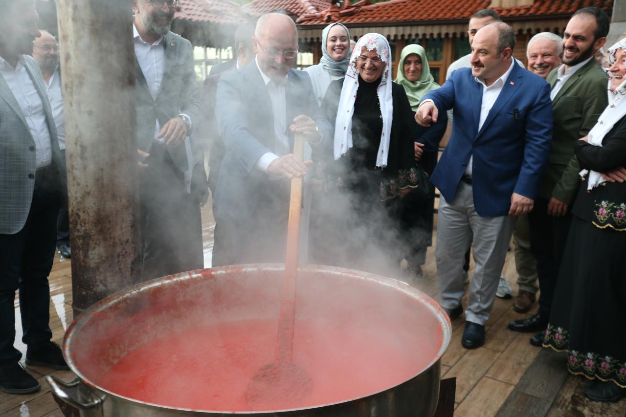 Eski Sanayi ve Teknoloji Bakanı Varank salça kaynatıp gazetecilere ikram etti