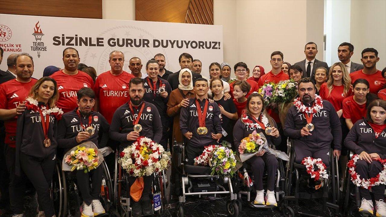 Paralimpik Oyunları'nın kahramanları yurda döndü!