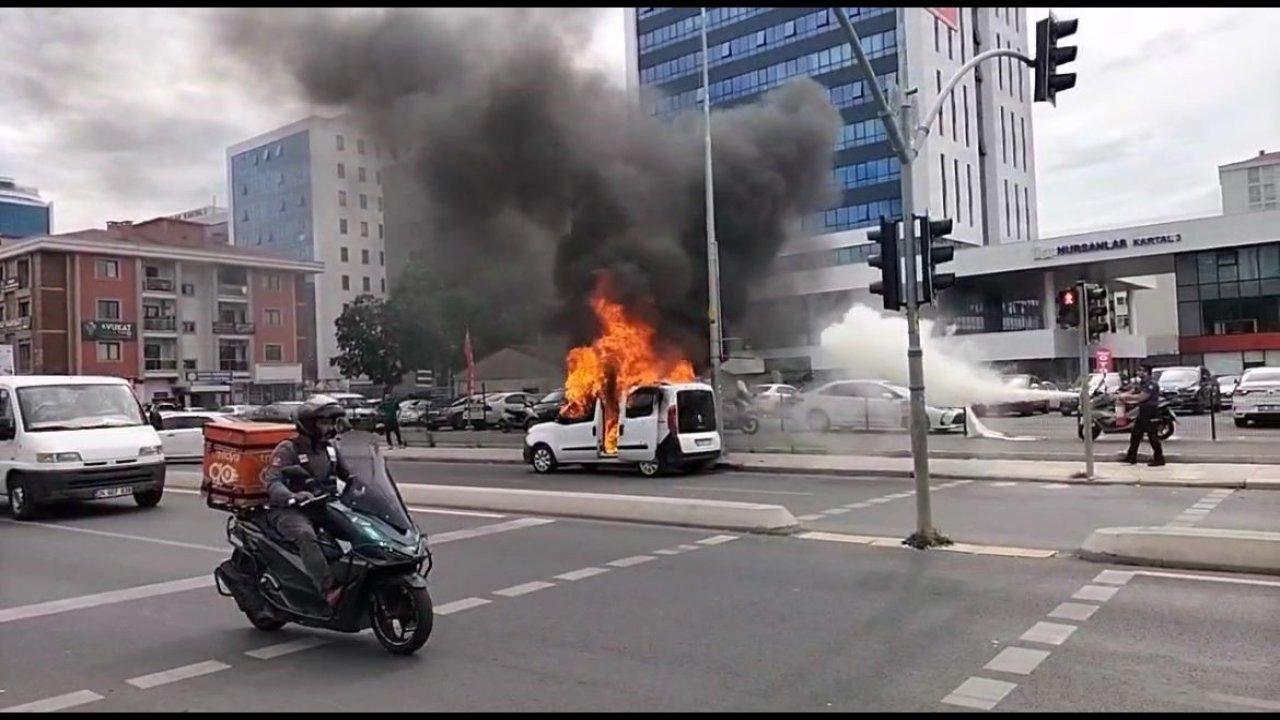 Kartal Anadolu Adalet Sarayı'nda panik! Aracını ateşe verdi