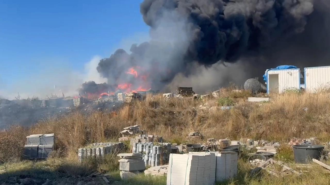 İstanbul Arnavutköy'de depoda korkutan yangın: Çok sayıda ekip sevk edildi