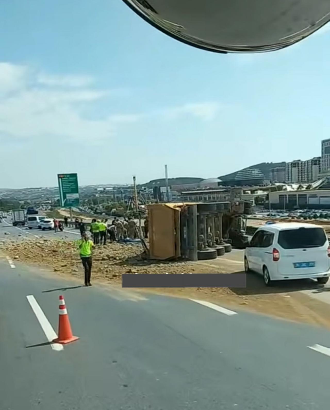 Pendik'te devrilen kamyon trafiği felç etti!